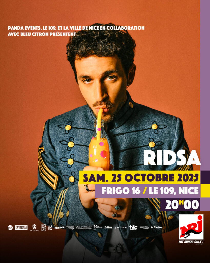 RIDSA posant devant un fond orange avec une veste de style militaire, tenant une bouteille colorée avec une paille, accompagné du texte annonçant son concert au Frigo 16, le 25 octobre 2025 à 20h00.