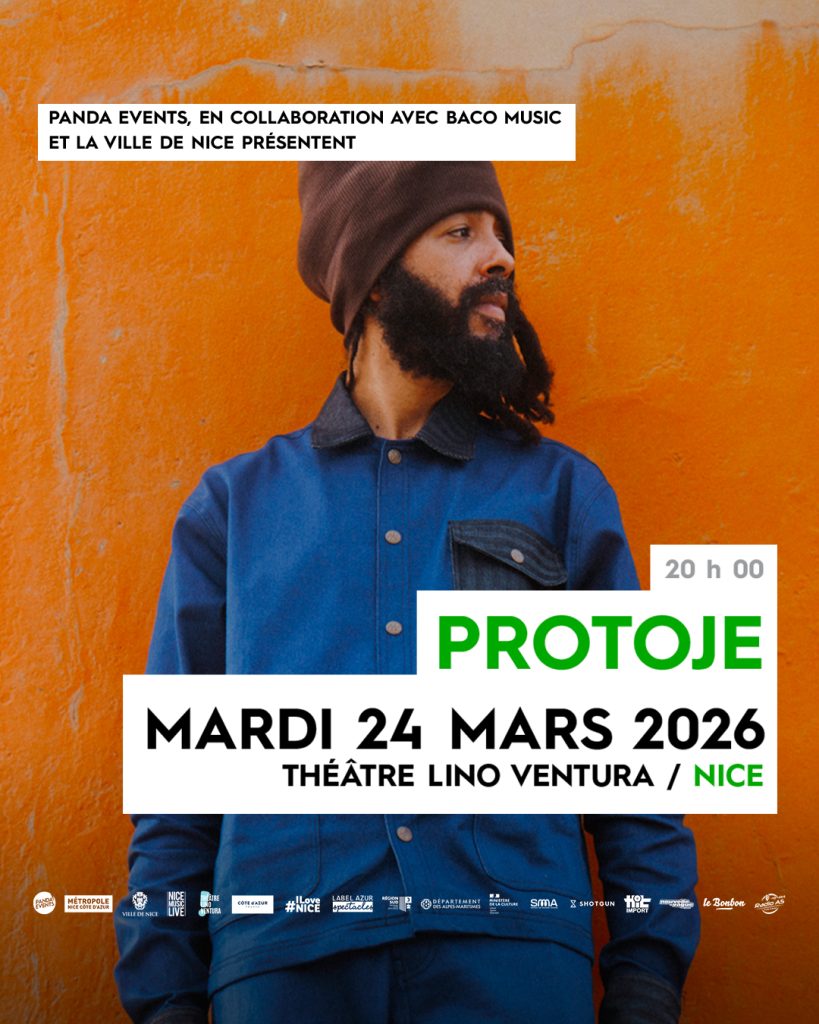 Protoje devant un mur orange, annonce du report de son concert au Théâtre Lino Ventura à Nice, mardi 24 mars 2026.