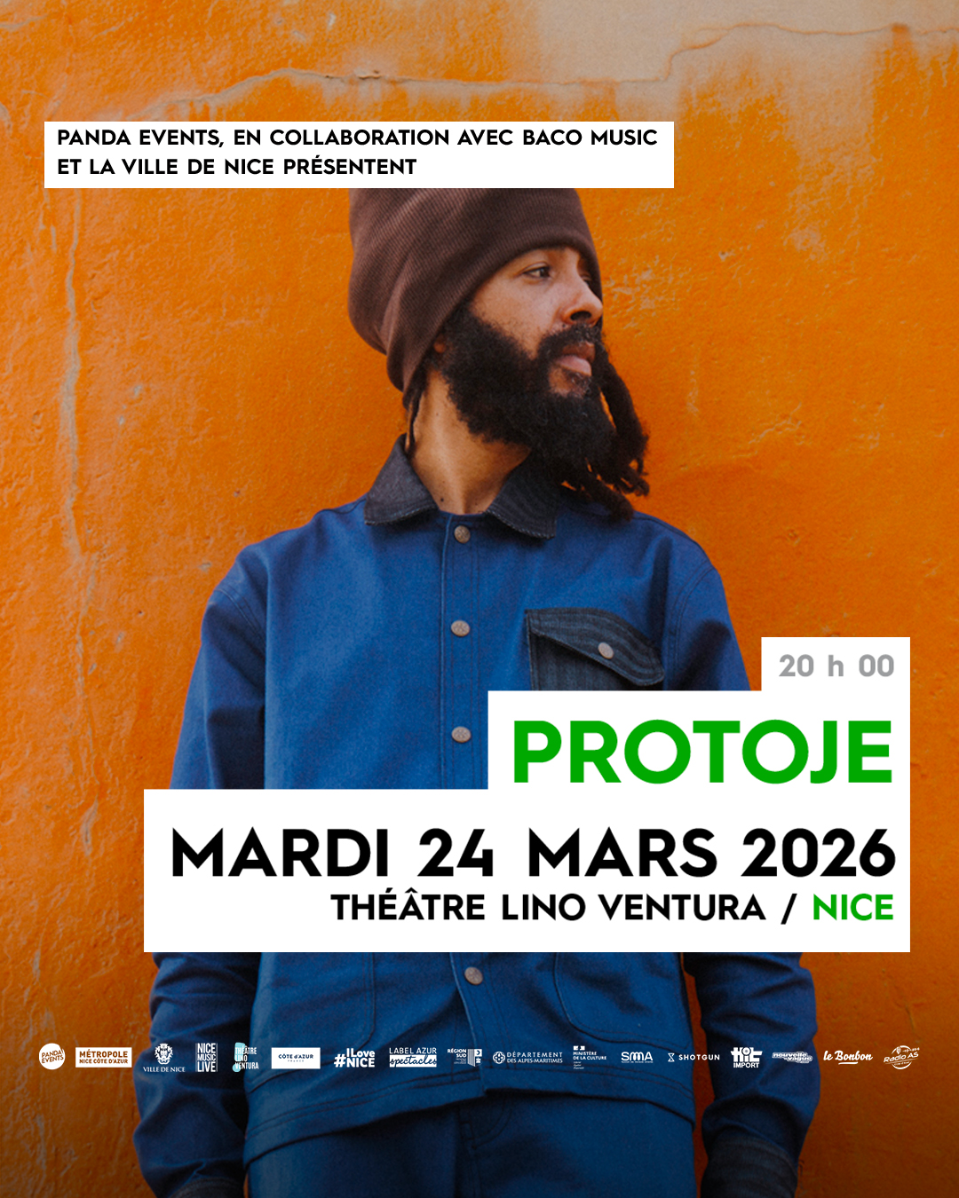 Protoje devant un mur orange, annonce du report de son concert au Théâtre Lino Ventura à Nice, mardi 24 mars 2026.