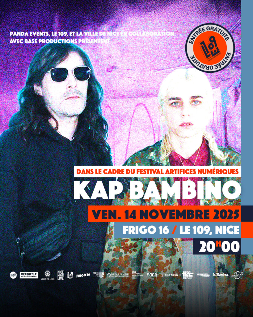 Kap Bambino, duo électro-punk devant un décor coloré.