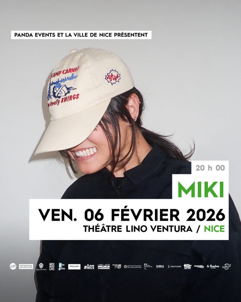 Ritratto di Miki, berretto beige e sorriso aperto, sul manifesto del suo concerto a Nizza del 6 febbraio 2026, organizzato da Panda Events.