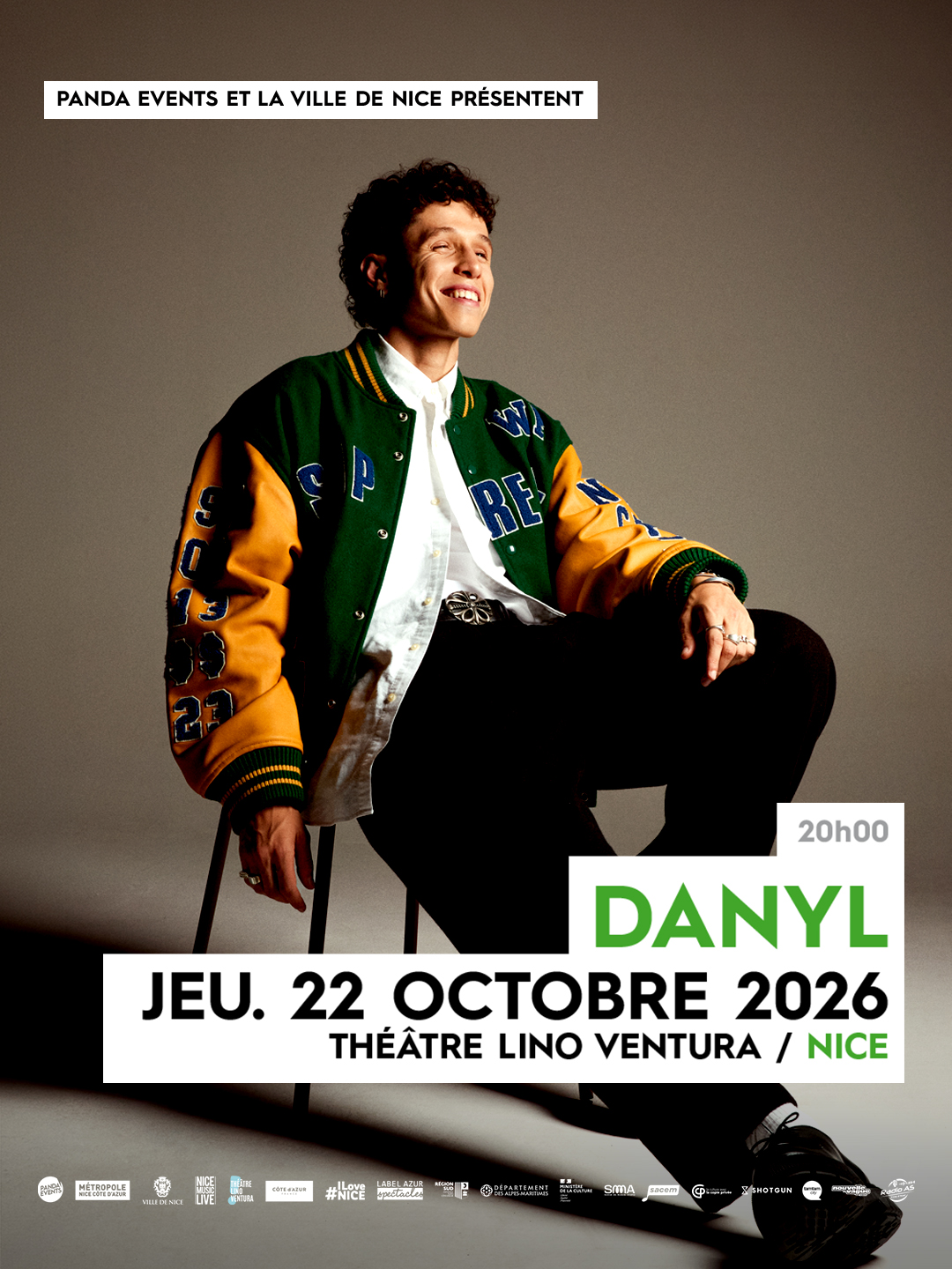 Affiche concert Danyl à Nice le 22 octobre 2026 au Théâtre Lino Ventura, portrait artiste assis avec veste verte et jaune