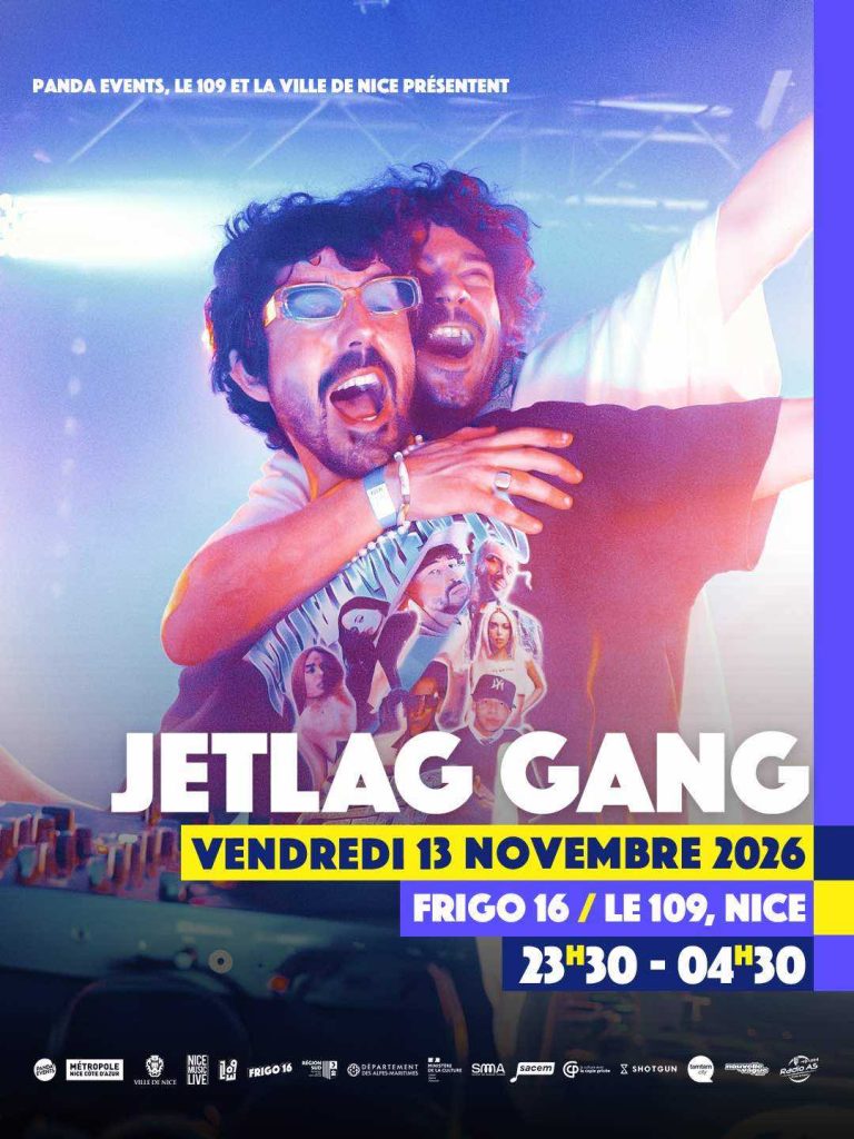 Affiche du collectif JetLag Gang au Frigo 16 à Nice. Deux DJs souriants sur scène dans une ambiance lumineuse violette et rose. Texte de l’affiche : « JetLag Gang – Vendredi 13 novembre 2026 – Frigo 16 / Le 109, Nice – 23h30 à 04h30 ». Logos des partenaires en bas de l’image.