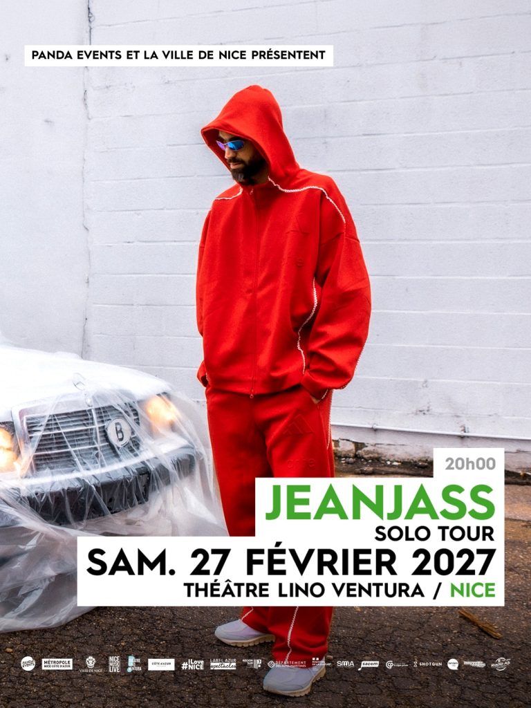 Affiche du concert de JeanJass en solo à Nice : le rappeur belge porte un survêtement rouge devant une voiture bâchée. Concert samedi 27 février 2027 à 20h00 au Théâtre Lino Ventura.
